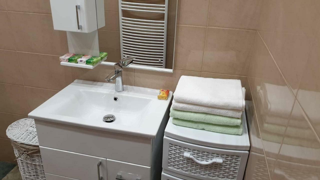 Aqua Apartman Tiszaújváros Eksteriør bilde
