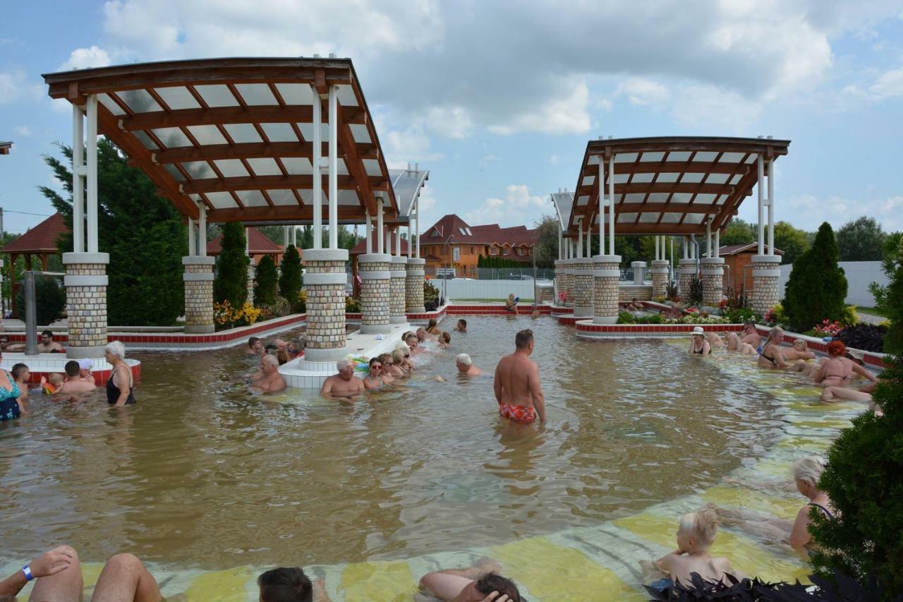 Aqua Apartman Tiszaújváros Eksteriør bilde